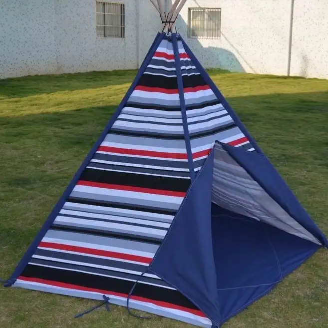Lều trẻ em bằng vải sọc và cọc gỗ